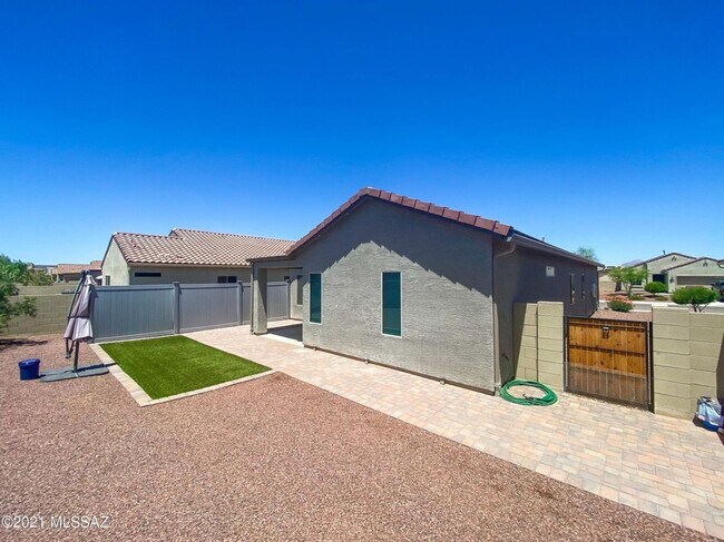 Building Photo - 2 Bedroom with Den in Red Rock
