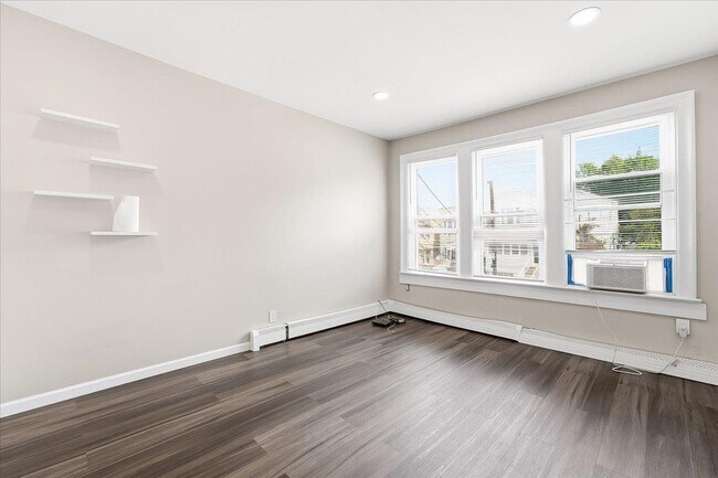 Building Photo - 169 Zabriskie St