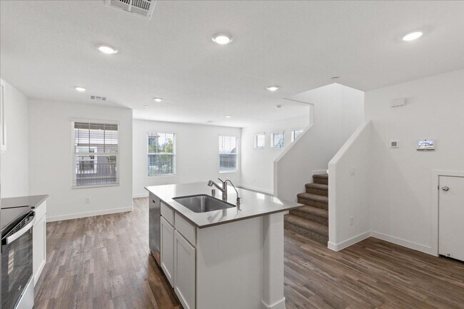 Building Photo - 900 Rosy Starling St