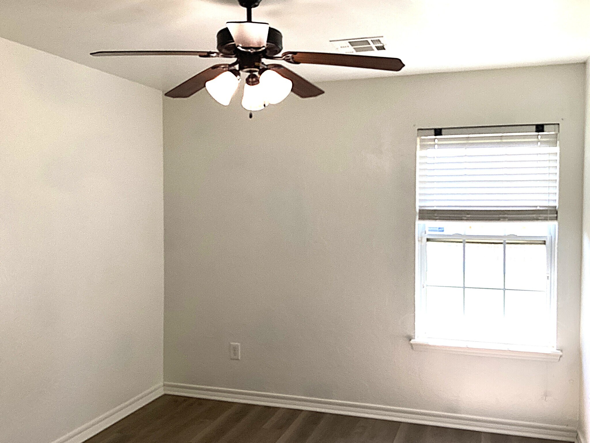 Building Photo - 909 Harvest Dr