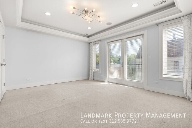 Building Photo - 2257 W Belmont Ave