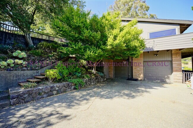 Building Photo - Spacious Greenbrae View Home with Privacy ...