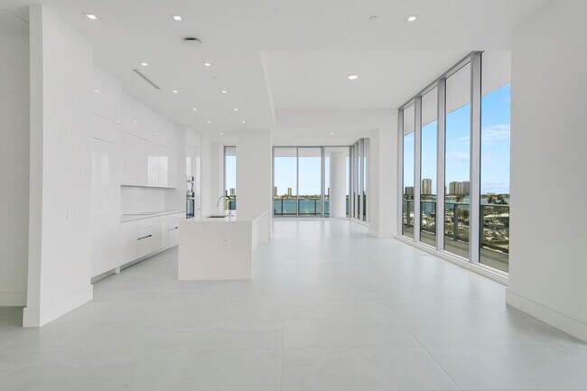 Building Photo - 220 Lake Shore Dr