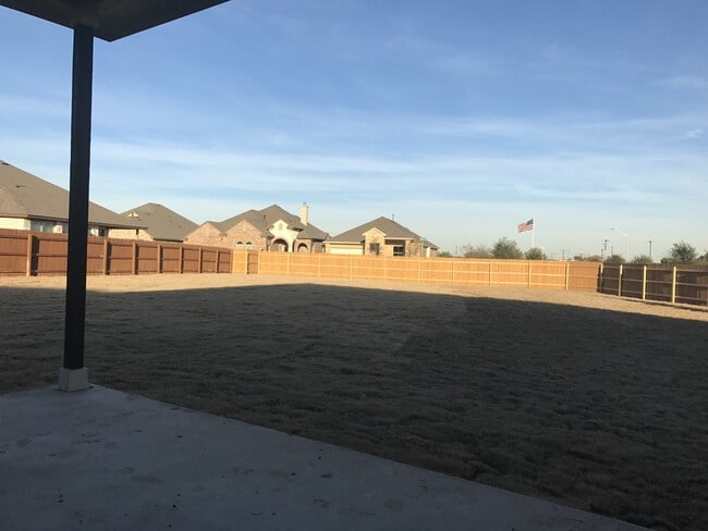 Building Photo - FIVE BEDROOM, THREE BATH 1-STORY HOME