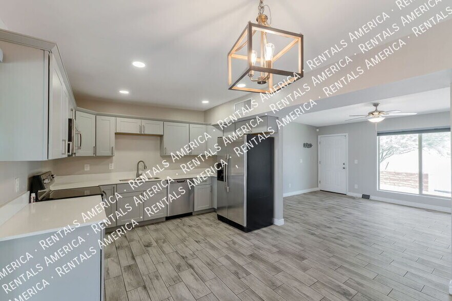 Building Photo - 4000 W Orangewood Dr
