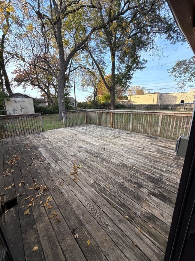 Building Photo - 5 bedroom 2 bathroom house