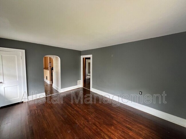 Building Photo - 411 9th St