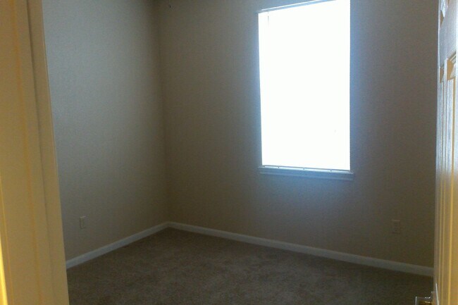 Building Photo - 1 Bedroom Condo in Downtown Free Water, Sewer, Trash and Pest Control!