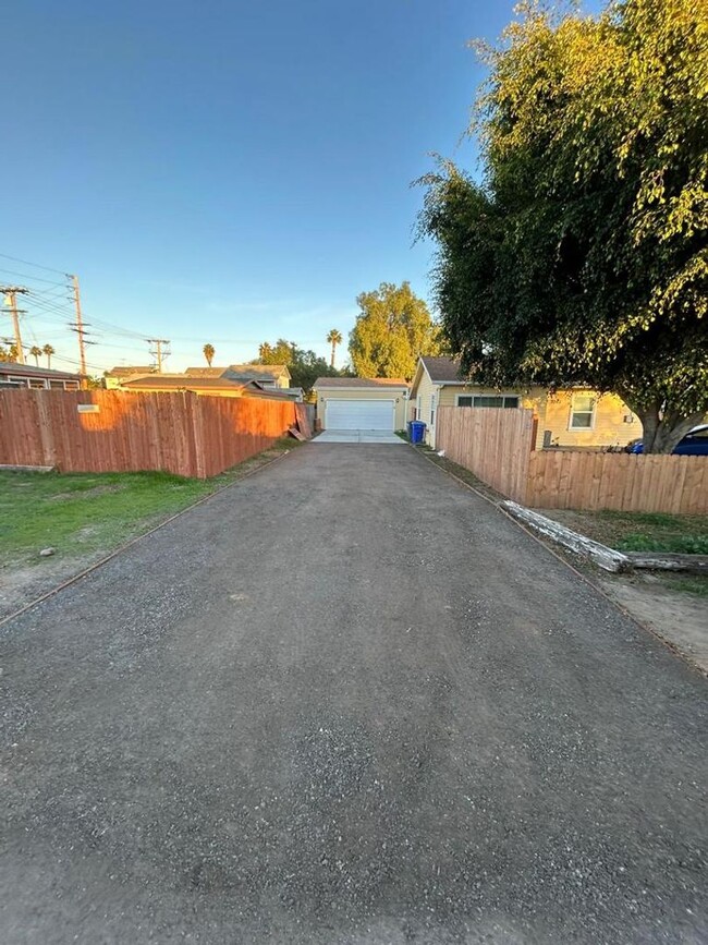 Building Photo - 3BD 2 BA House With 2 Car Garage