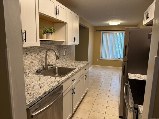 Building Photo - 25 Woodsedge Dr