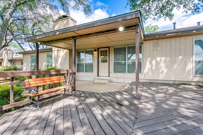 Building Photo - BEAUTIFUL SINGLE STORY HOME IN OAK HOLLOW