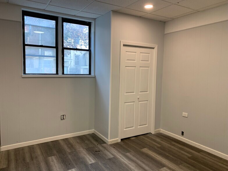 Building Photo - 475 Monmouth St