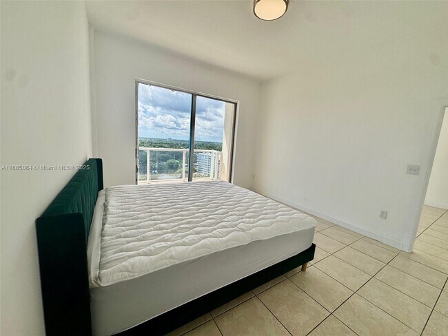 Building Photo - 1351 NE Miami Gardens Dr