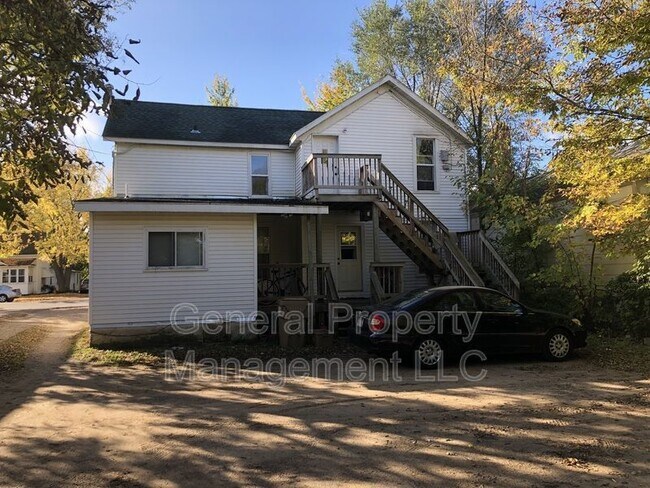 Building Photo - 2 bedroom 1 bathroom on Water street and near UWEC!