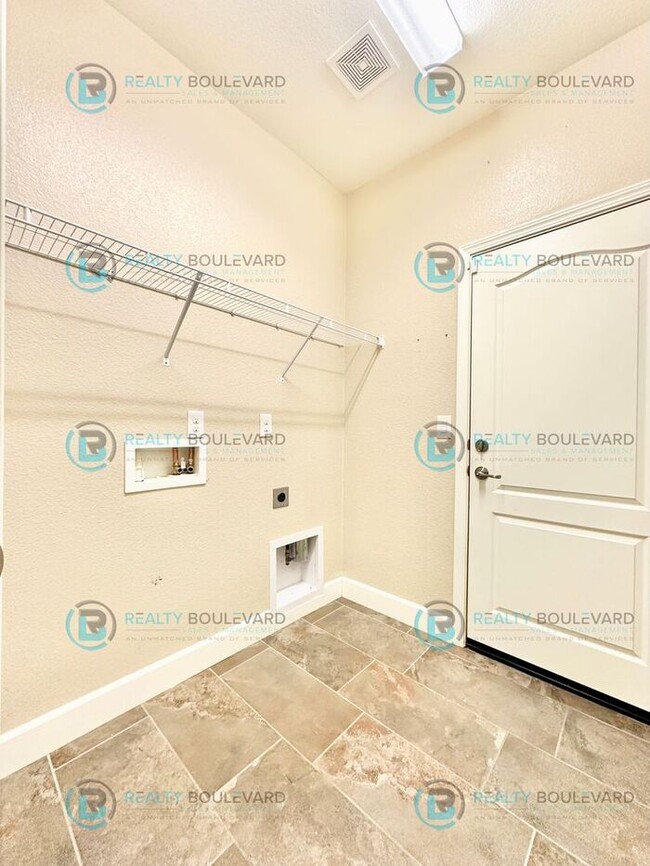 Building Photo - 1/2 Month Free! Spacious 4-Bedroom Gem in ...