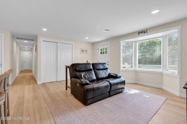Building Photo - 501 Forman Ave