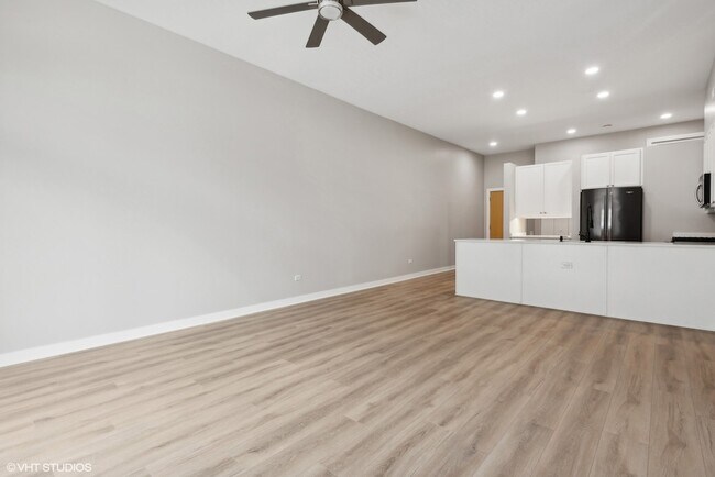 Building Photo - 939 W Madison St