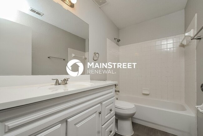 Building Photo - 3 Bedroom Pet-Friendly Home in Winter Have...