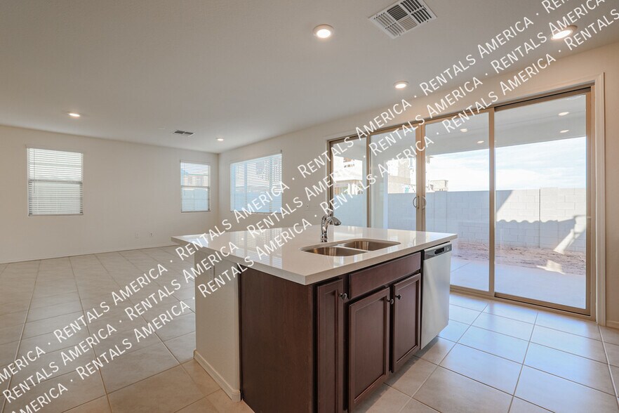 Building Photo - 10036 E Tiburon Ave