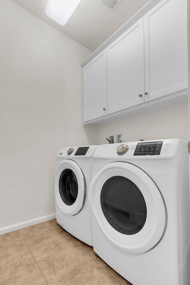 Building Photo - 72 Tulip