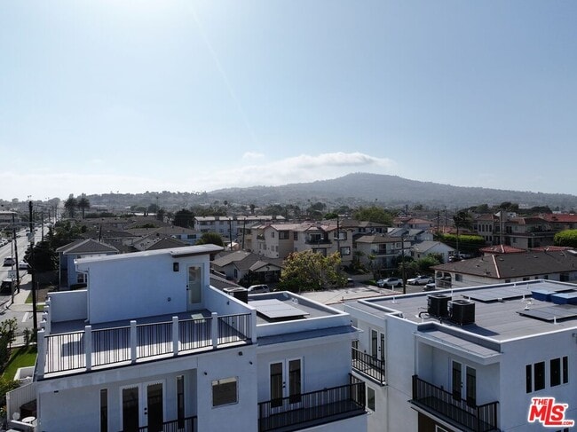 Building Photo - 778 W 25th St