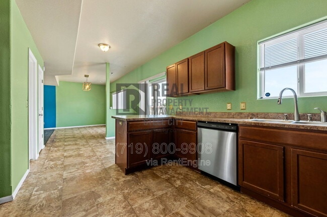 Building Photo - 947 E Kirkwood Dr