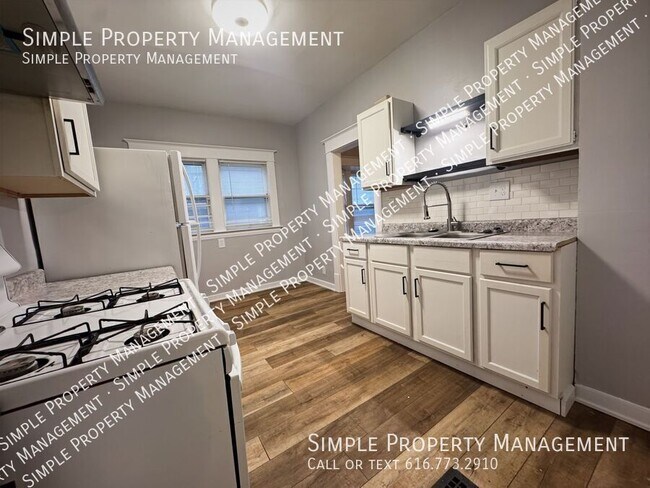 Building Photo - 1036 Lafayette Ave NE