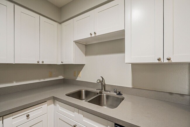Building Photo - Walking Distance to ASU!