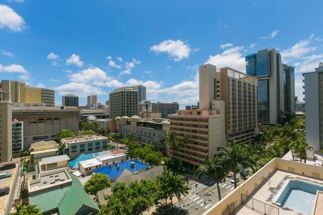 Building Photo - Royal Kuhio 1b1b1parking Fully Furnished i...