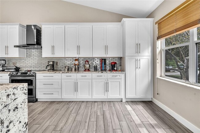 Building Photo - 8520 Vía Romana