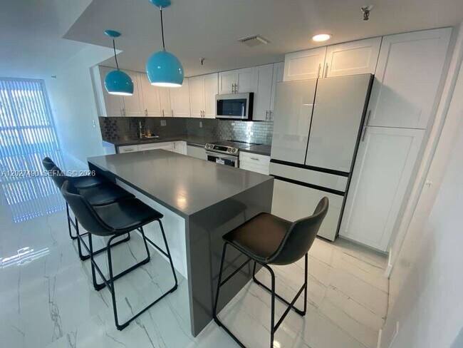 Building Photo - 7832 Collins Ave