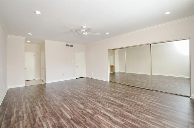 Building Photo - 306 Wilcrest Dr