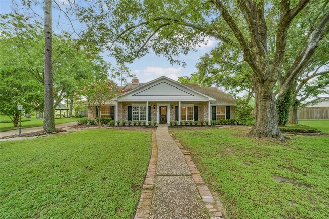 Building Photo - 110 Hillcrest Dr