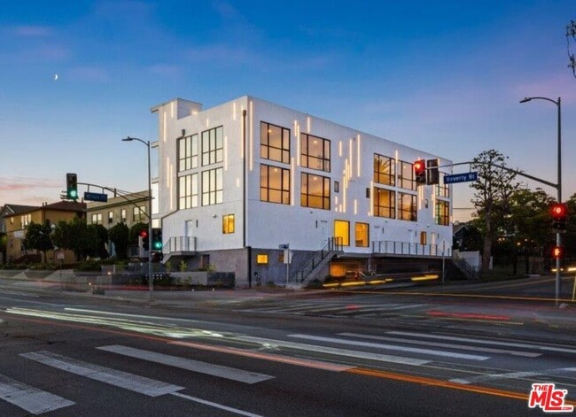 Building Photo - 307 N Wilton Pl