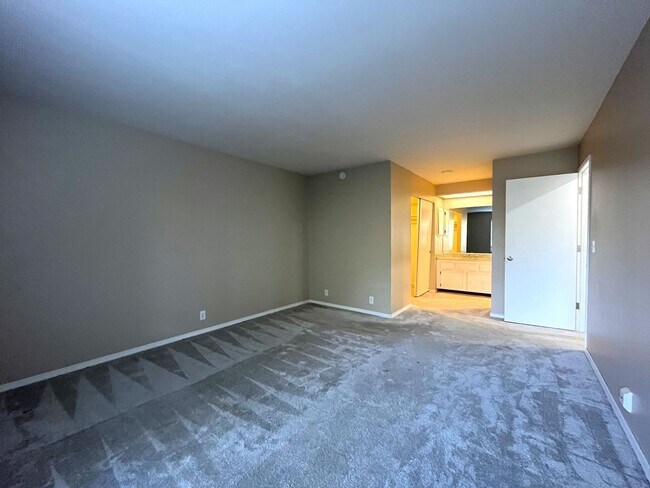 Building Photo - 2 Bed 2 Bath Corner Condo ~ Cedar Mill w/ Washer & Dryer, Parking and Pool! Convenient to Nike, S...