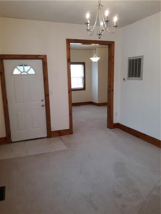 Building Photo - 2 bedroom 1 bath