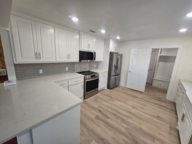 Building Photo - Spacious 3/2/2 - Newly remodeled Kitchen a...