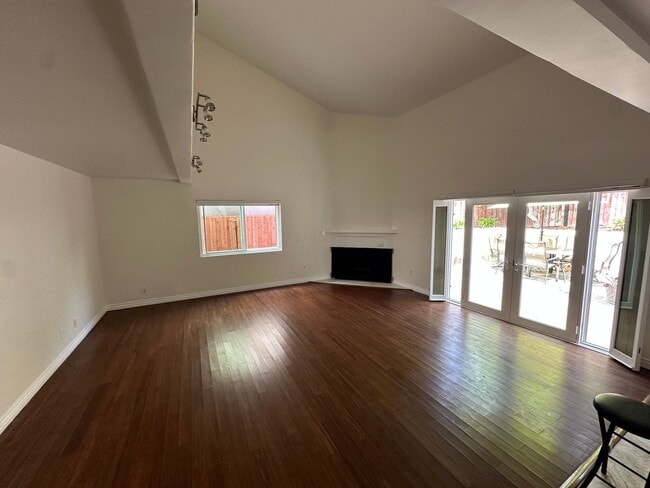 Building Photo - Charming Playa Del Rey Home with Spacious ...