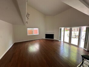 Building Photo - Charming Playa Del Rey Home with Spacious ...