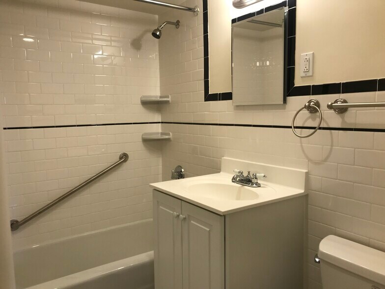 Building Photo - 101 Monmouth St