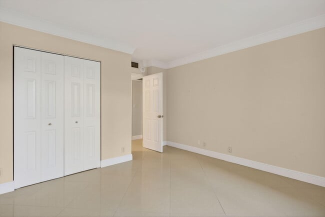 Building Photo - 405 N Ocean Blvd