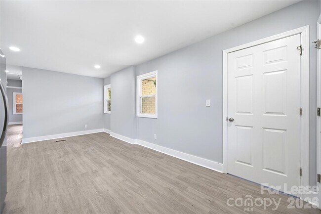 Building Photo - 553 Derrydowne Dr