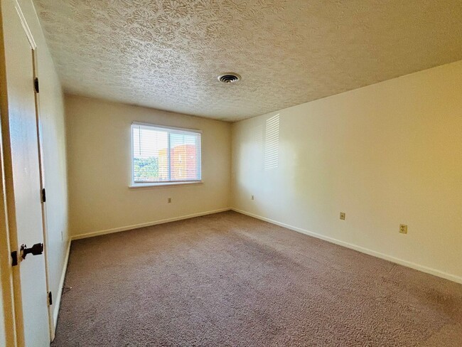 Building Photo - *Available Now - 4 and 3 Person Rates Avai...