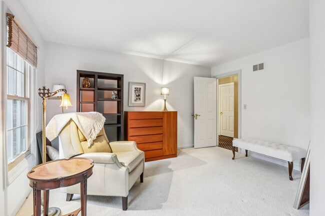 Building Photo - 19 Landmark St