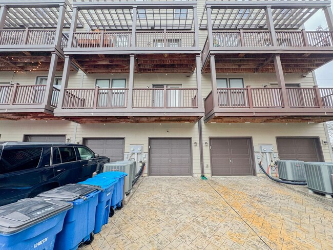 Building Photo - Modern 3 Bed 2.5 Bath Townhome With Balcon...