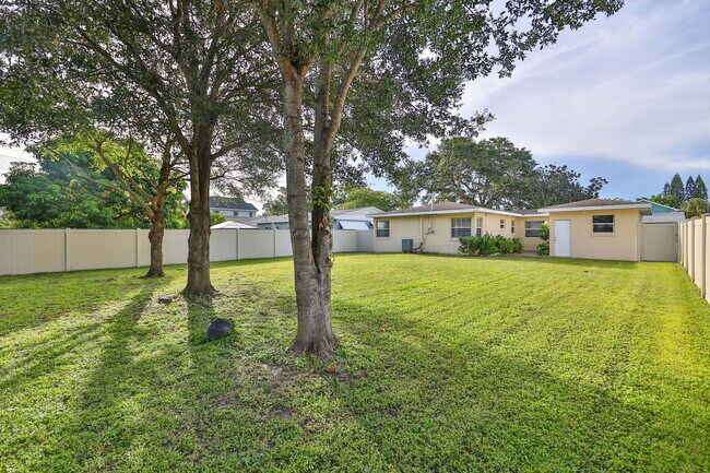 Building Photo - 619 40th Ave N