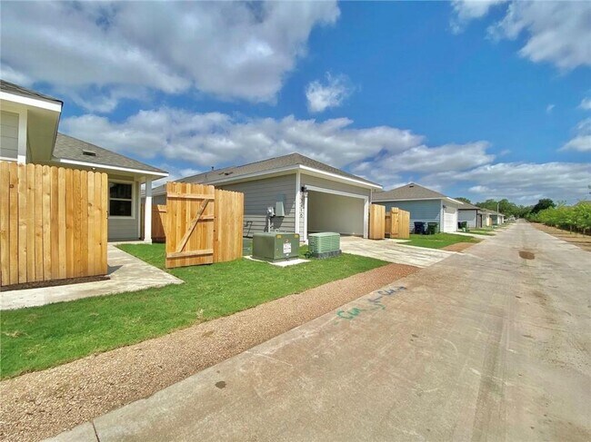 Building Photo - 2420 Pecan Island Dr