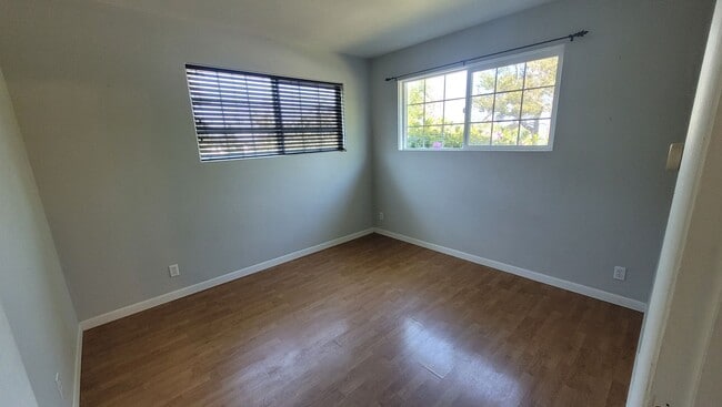 Building Photo - Family Home in Desirable Neighborhood!