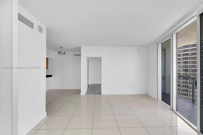 Building Photo - 1750 N Bayshore Dr