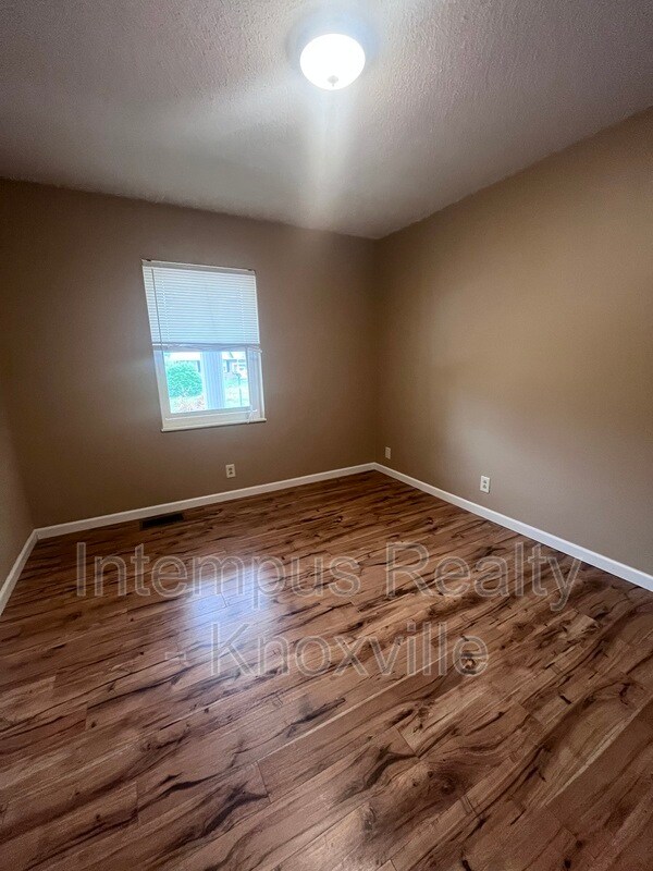 Building Photo - 405 Iroquois Ln